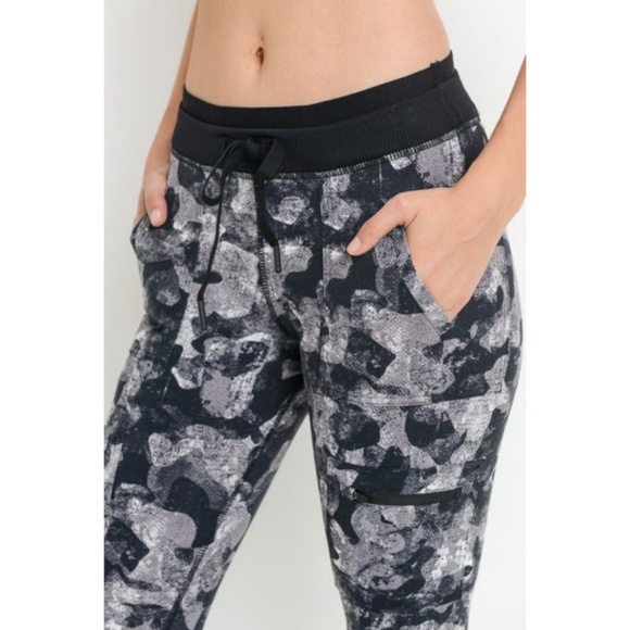 Monochrome Camo Print Cargo Skinny Joggers Hybrid - Picture 6 of 7